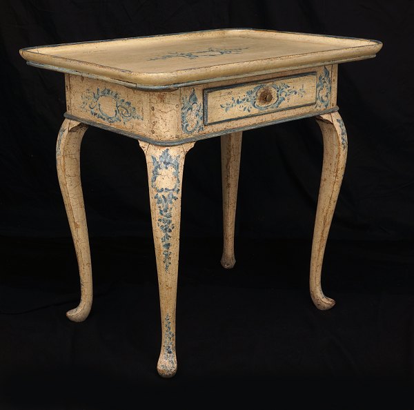 Originaldekorierter Rokoko Tisch mit blauen Dekorationen. Dänemark um 1760. H: 
79cm. Platte: 82x61cm