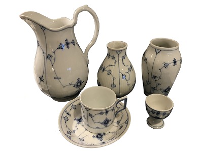 Musselmalet porcelæn, riflet
Royal Copenhagen
Kande nr. 158, 1225 kr., vase nr. 2271 og vase nr. 384, 525  kr.  kop nr. 83, 
425 kr. æggebæger (3) 350 kr.
