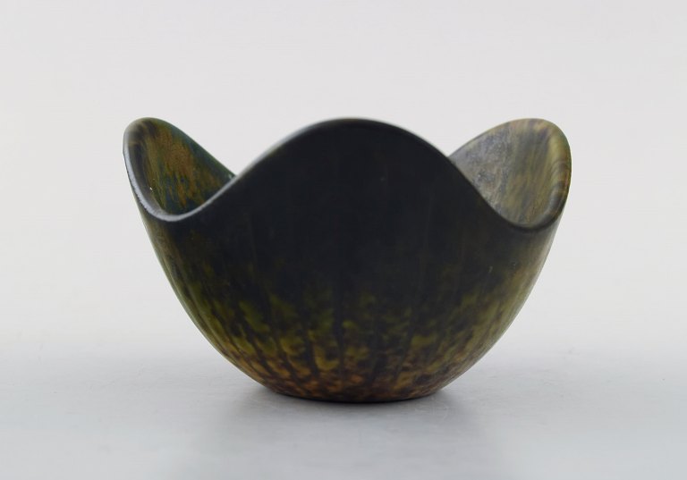 Rørstrand / Rörstrand stoneware bowl by Gunnar Nylund.