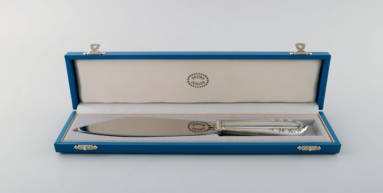 Georg Jensen "Liljekonval" lagkagekniv i sterlingsølv og rustfrit stål med 
original æske.