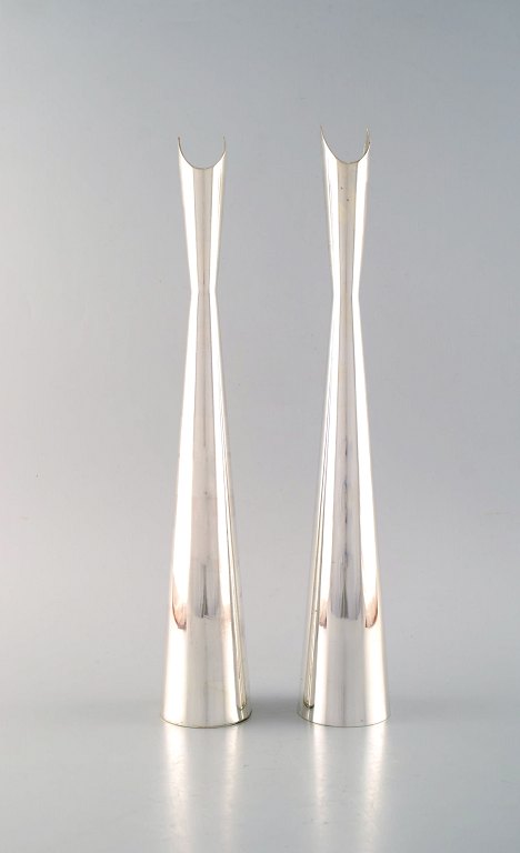 Lino Sabattini (b. 1925, d. 2016) for Christofle. A pair of modernist Cardinale 
vases in silver plated metal. Ca. 1960.