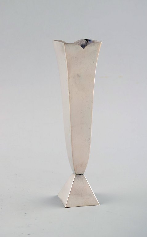 Slank modernistisk sølvvase , WMF (Württembergische METALLWARENFABRIK). 
Tyskland, 1950