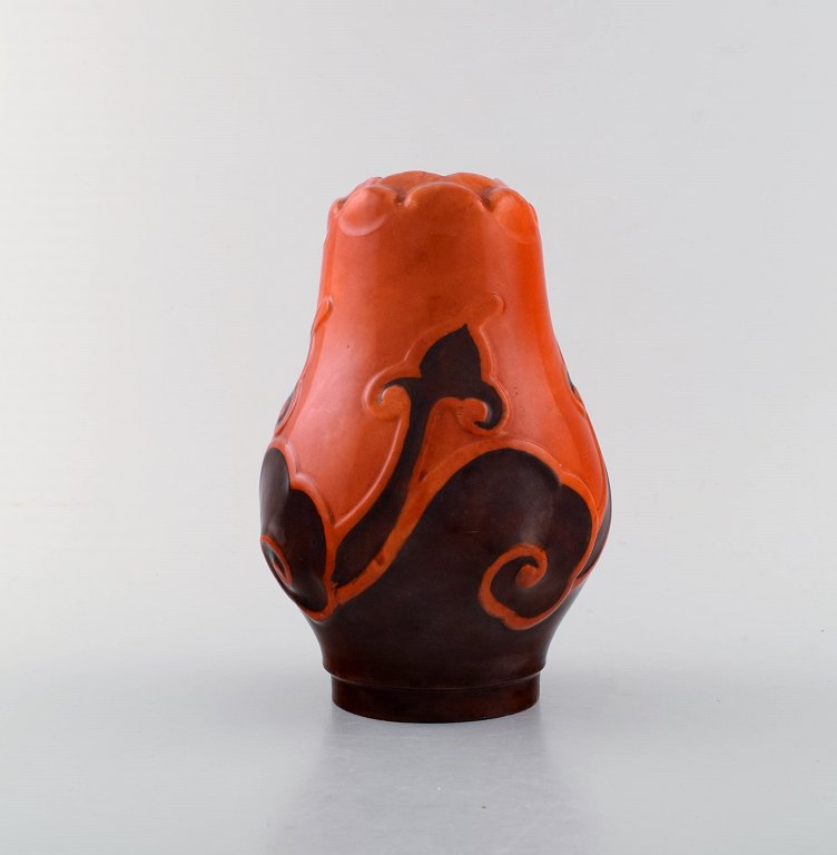 Royal Copenhagen art nouveau unika vase i porcelæn. Skønvirke vase med orange og 
brunviolet glasur. Sent 1800-tallet.