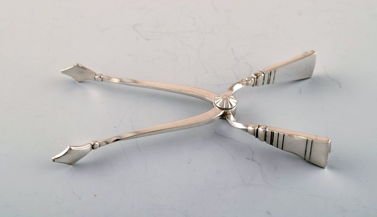 Georg Jensen Continental sugar tang in sterling silver.
