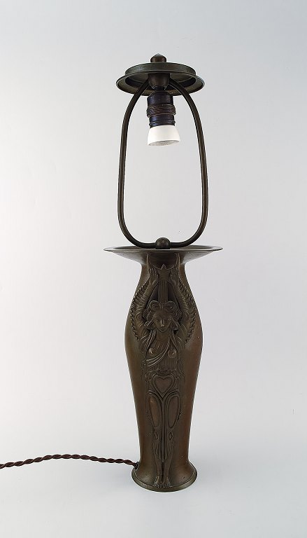 Gudmund Hentze (b. 1875, d. 1948), Danish sculptor and painter. Patinated bronze 
table lamp with art nouveau motifs in the shape of of women. Ca. 1910.