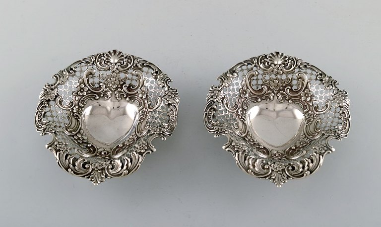 Tiffany & Company (New York). Et par små sølvskåle på fødder med Rocaille 
dekoration. 1910/20