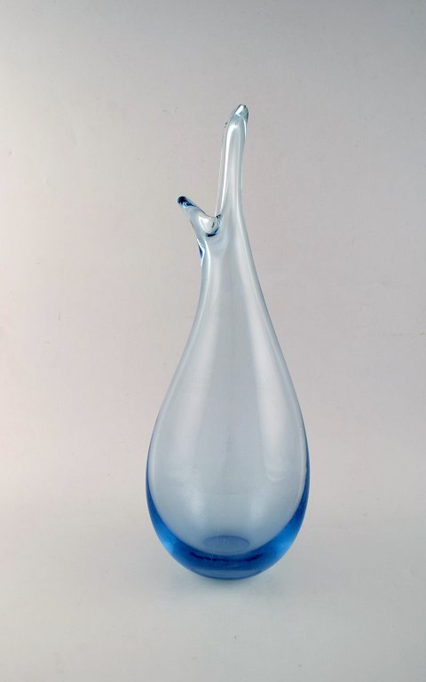 Per Lütken for Holmegaard. Næbvasen. Kunstglas i lyseblå nuancer. 1950