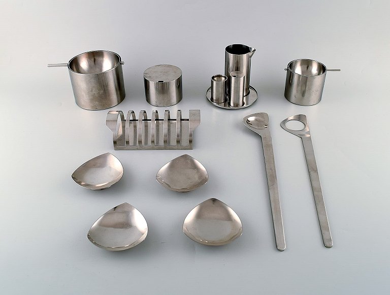 Arne Jacobsen for Stelton. "Cylinda Line" salad set, two ashtrays, sugar bowl, 
condiment set, toast holder and four small dishes in stainless steel. 1970