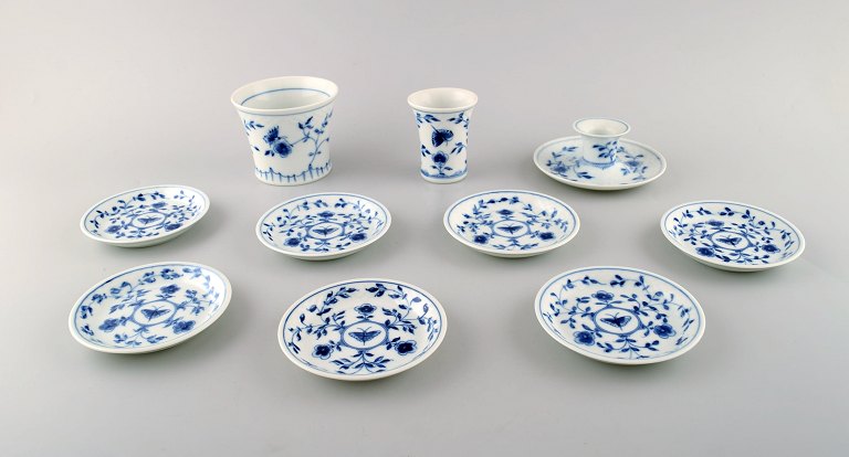 Bing & Grøndahl / B&G, "Sommerfugl". To små vaser, en lysestage og otte små fade 
i håndmalet porcelæn.
