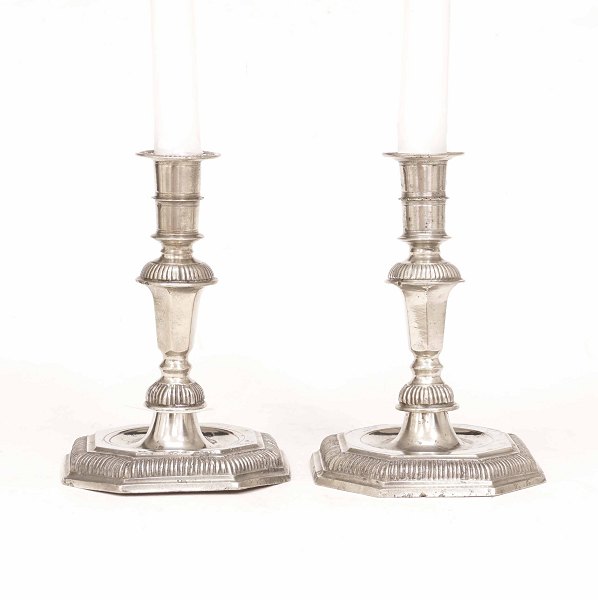 A pair of 18th century pewter candle sticks. H: 19cm