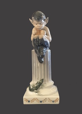 Faun med fløjte
Royal Copenhagen
Porcelæn
H:21 cm
1. sortering
Chr. Thomsen 1903
