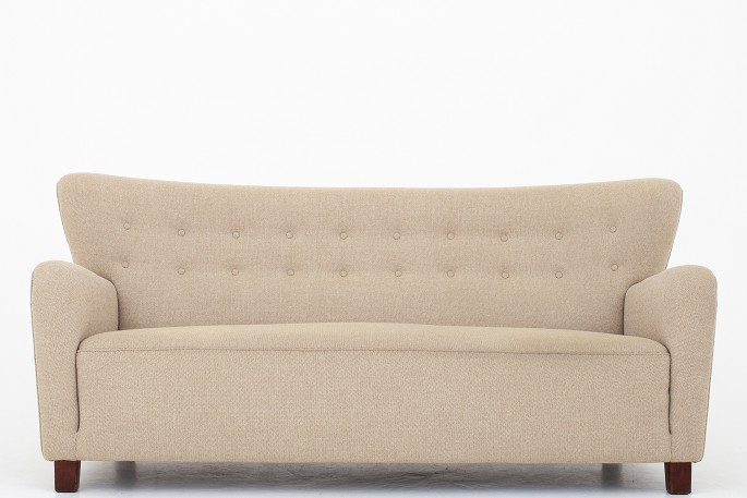 Thorald Madsen / Thorald Madsen
Sofa i original beige Hallingdal uld med ben i bejdset bøg.
1 stk. på lager
Pæn stand
