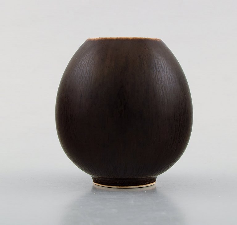 Eva Stæhr-Nielsen for Saxbo. Vase af stentøj i moderne design. Smuk glasur i 
brune nuancer. 1940/50
