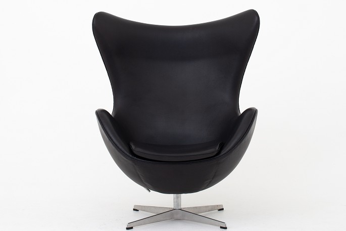 Arne Jacobsen / Fritz Hansen
AJ 3316 - "Ægget i originalt, sort læder m. vippefunktion
Ægget (1958) blev tegnet til SAS Royal Hotel i København sammen med Svanen og 
Gryden. Stolen er i dag et designikon.
1 stk. på lager
Pæn stand
