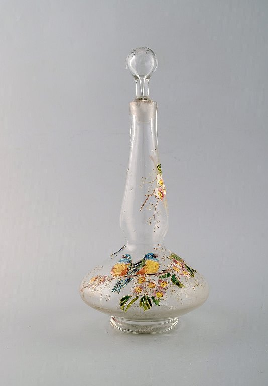 Legras, Frankrig. Karaffel med håndmalet emaljedekoration 
i mundblæst kunstglas. Fugle og blomster. 1890