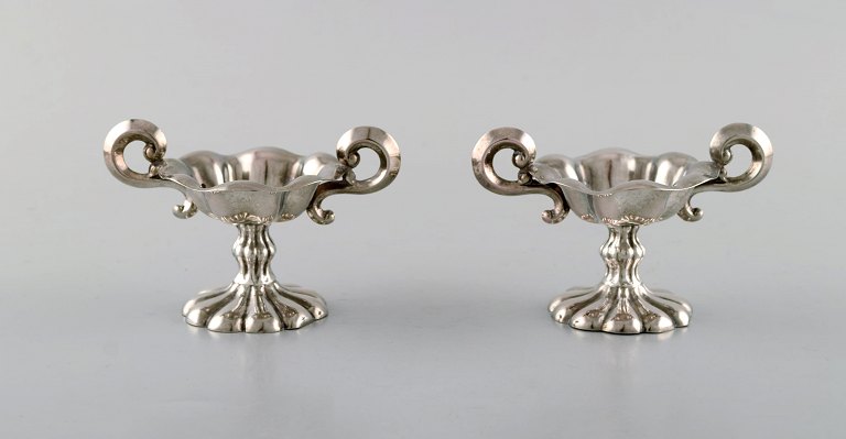 To antikke saltkar i sølv med hanke. 1800-tallet.
