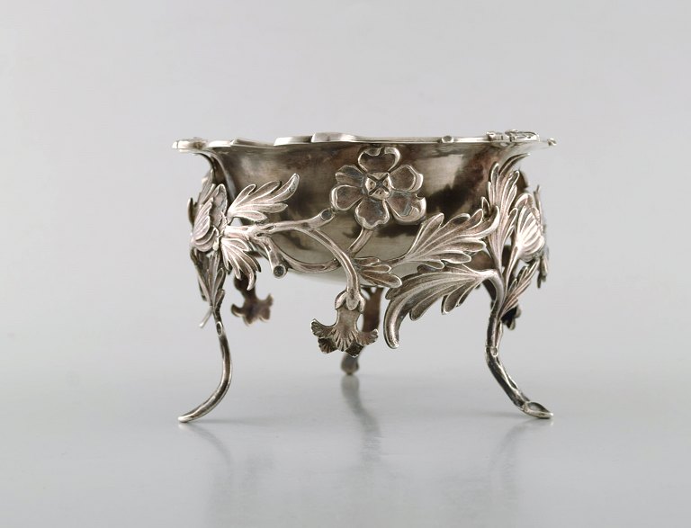 Antique bowl in plated silver decorated with flowers and foliage. Southern 
Europe, late 19th century.
