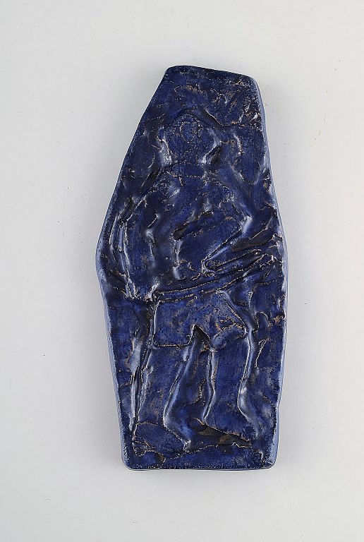 Swedish ceramist. Unique wall plaque in glazed stoneware. Blue glaze with hunter 
motif. 1960