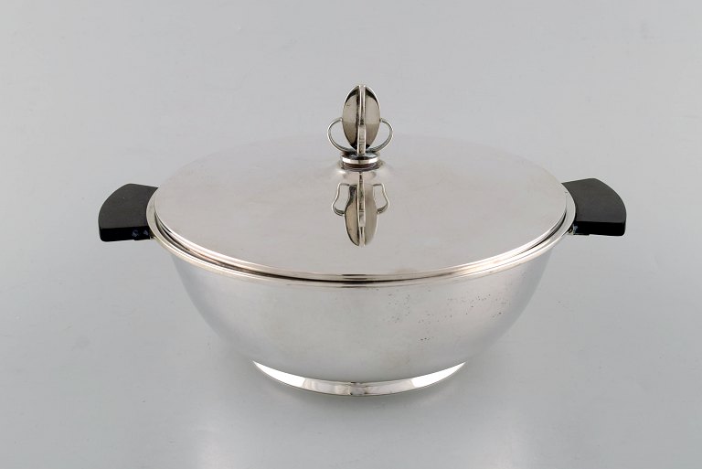 Carl M. Cohr, Danmark. Art deco skål med låg i tretårnet sølv med håndtag af 
bakelit. Stilrent design med knop på toppen. Dateret 1938. 
