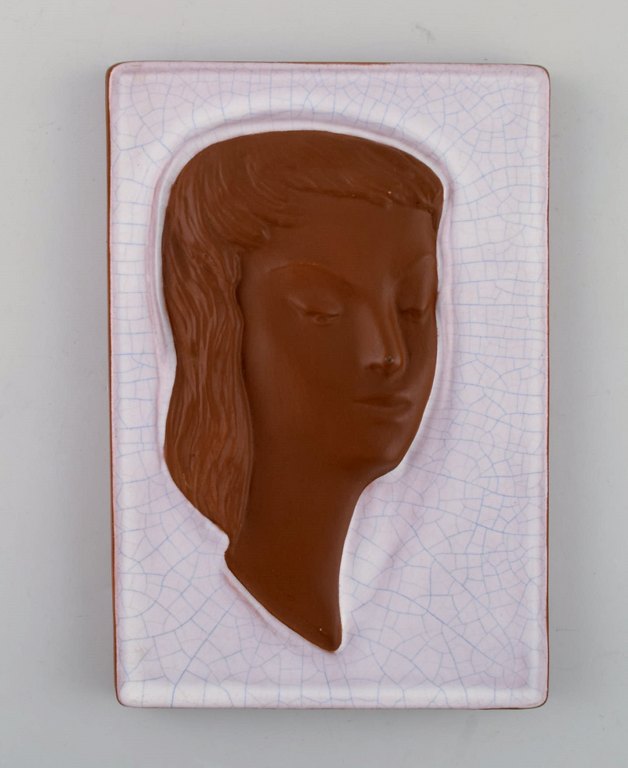 Goldscheider art deco relief i glaseret keramik med kvindeansigt. Østrig, 
1950