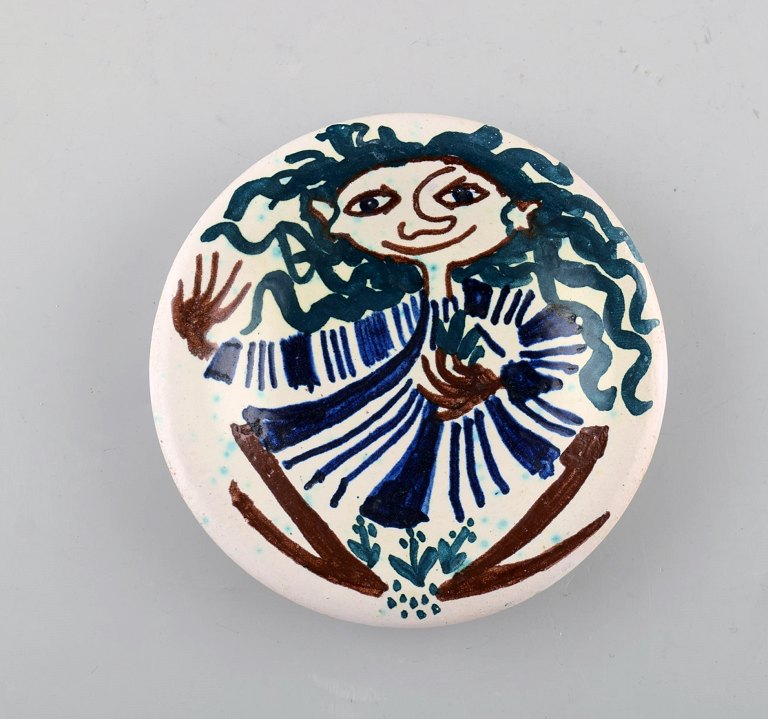 Bjørn Wiinblad. Sjældent og tidligt fad i glaseret keramik med kvindemotiv. 
Dateret 1945. Et af Bjørn Wiinblads tidligste arbejder.

