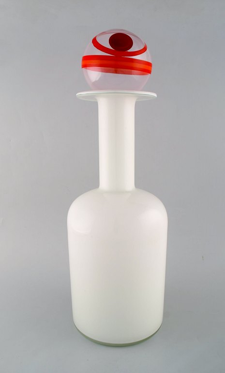 Otto Brauer for Holmegaard. Stor vase/flaske i hvidt kunstglas med kugle. 
1960