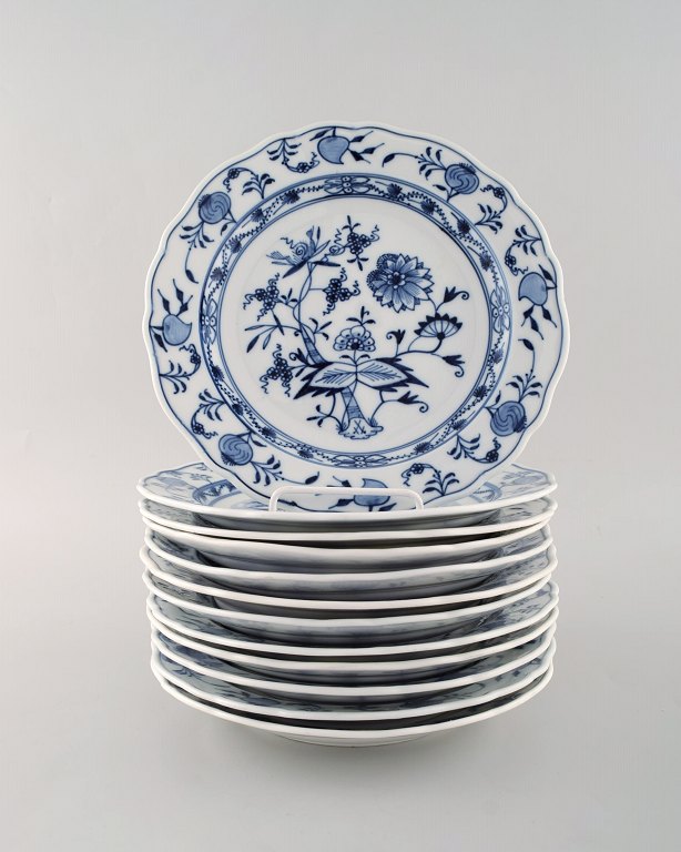 Twelve antique Meissen "Blue Onion" lunch plates in hand-painted porcelain. 
Early 20th century. 
