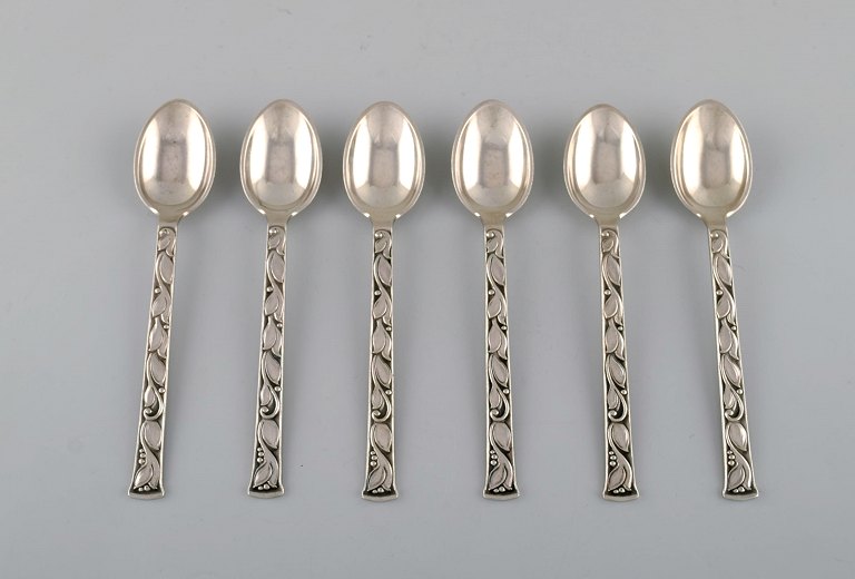 Evald Nielsen no. 30 (leaf pattern), set at six tea spoons in sterling silver. 
1920
