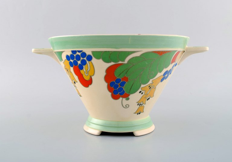 Clarice Cliff (1899-1963), England. Stor art deco Caprice skål i håndmalet 
porcelæn. Ca. 1940. 

