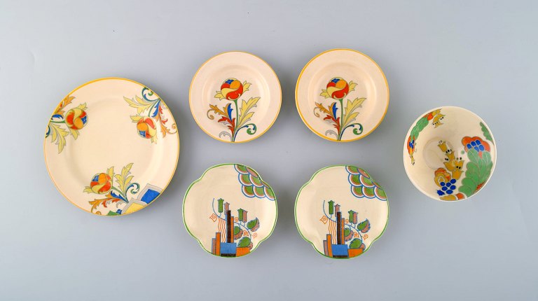 Clarice Cliff (1899-1963), England. Six art deco bowls, dishes and plates in 
hand-painted porcelain. Ca. 1940.
