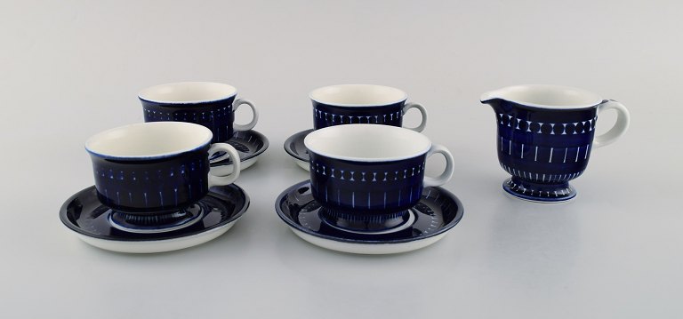 Ulla Procope for Arabia. "Valencia" kaffeservice i håndmalet porcelæn. Fire 
tekopper og flødekande. 1960