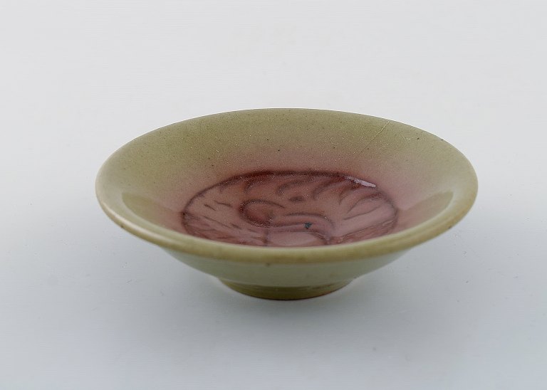Hjorth (Bornholm). Skål i glaseret keramik. Smuk olivengrøn glasur. Midt 
1900-tallet.

