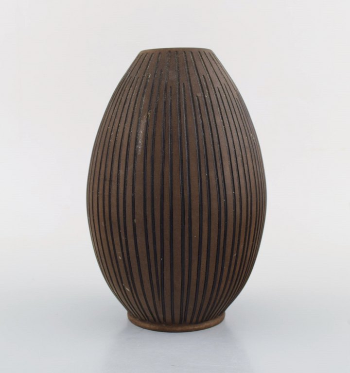 Helge Østerberg, Danmark. Vase i glaseret keramik med riflet korpus. Smuk glasur 
i brune nuancer. 1960
