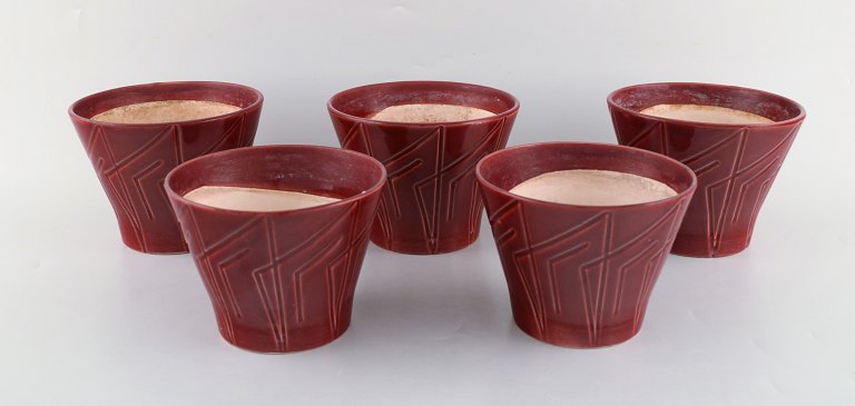 Five Bo Fajans Marianne flower pots in glazed ceramic. Beautiful red glaze and 
geometric pattern. Swedish design, 1960s / 70