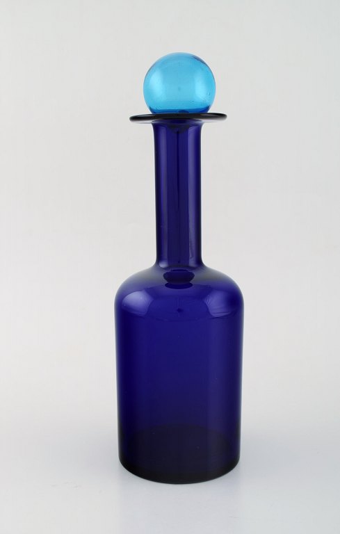 Otto Brauer for Holmegaard. Stor vase/flaske i blåt kunstglas med blå kugle. 
1960