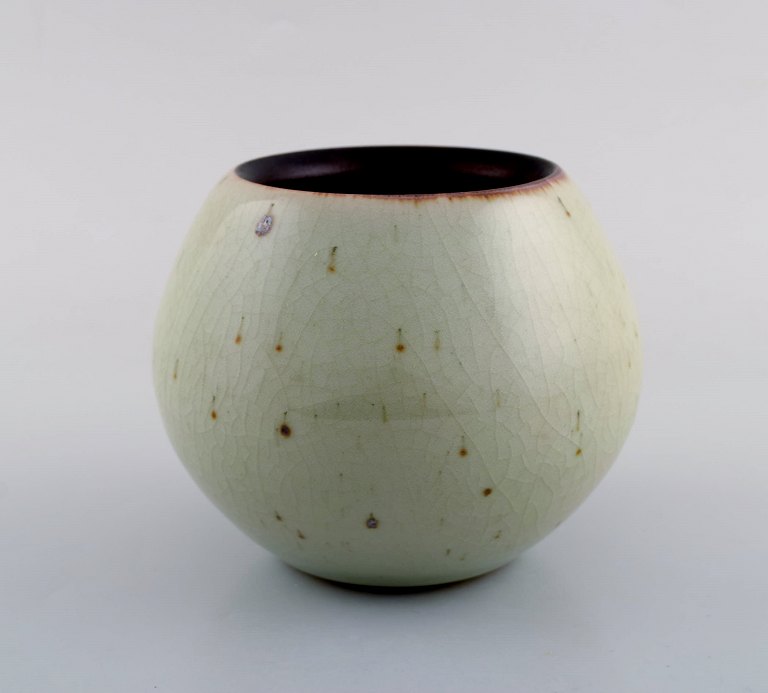 Europæisk studio keramiker. Unika vase i glaseret keramik. Smuk krakkeleret 
glasur i lyse jordnuancer. 1980