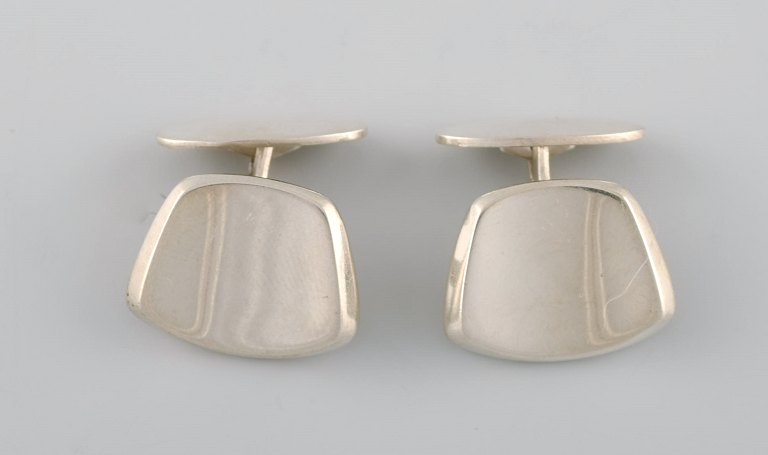 Hermann Siersbøl, Denmark. A pair of modernist cufflinks in sterling silver. 
Mid-20th century.
