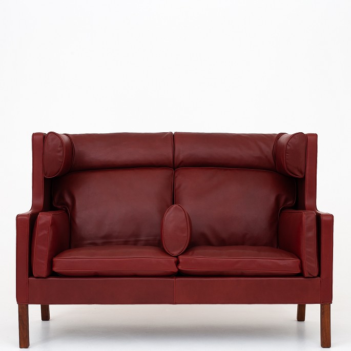 Børge Mogensen / Fredericia Furniture
BM 2192 - Nybetrukket Kupésofa i Elegance Indian red-læder og ben i mahogni. 
KLASSIK tilbyder polstring af sofaen med stof eller læder efter eget valg...
Leveringstid: 6-8 uger
Ny-restaureret
