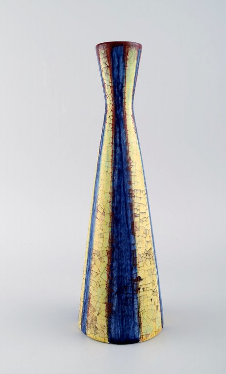 Michael Andersen, Bornholm. Stor vase i glaseret keramik. Stribet design. 
1950