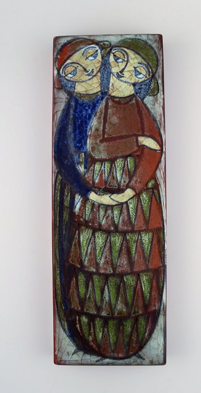 Michael Andersen, Bornholm. Stor vægplakette i glaseret keramik med ungt par. 
Smuk krakkeleret glasur. 1950