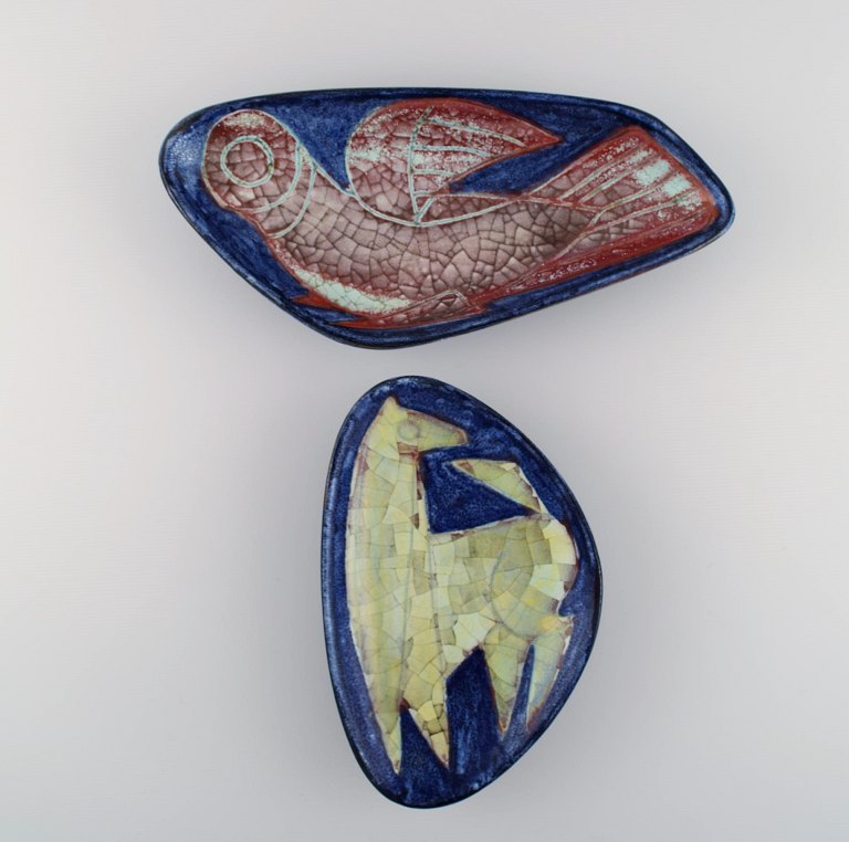 Michael Andersen, Bornholm. To fade i glaseret keramik. Smuk krakkeleret glasur 
med motiver af hest og fugl. 1950