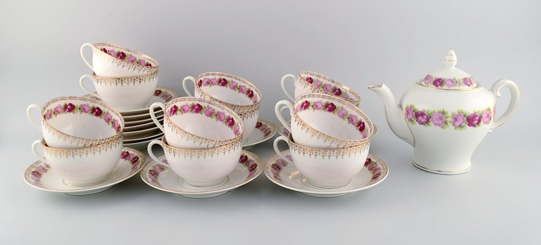 KPM, Berlin. Tea service for 12 people in hand-painted porcelain with flowers 
and gold decoration. Approx. 1930.
