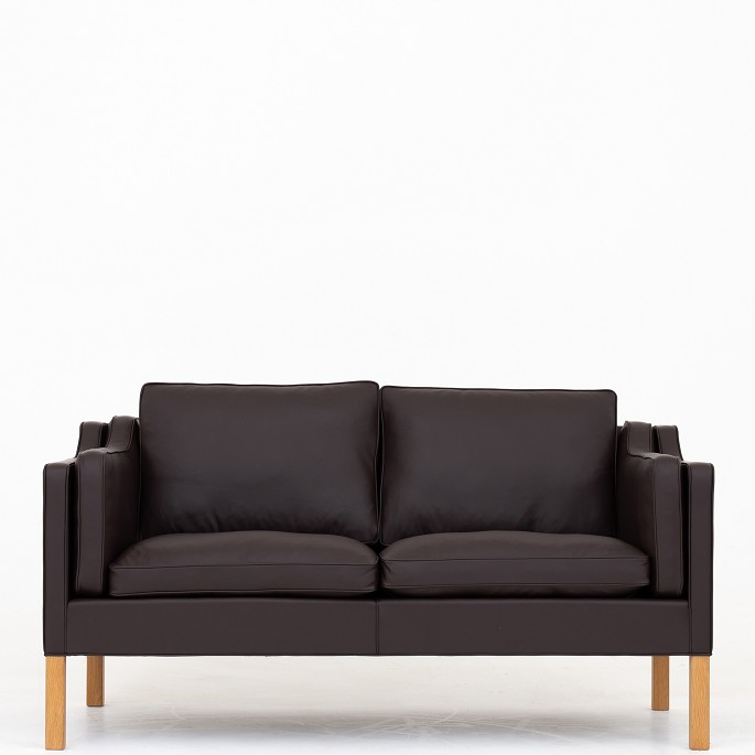 Børge Mogensen / Fredericia Furniture
BM 2212 - Nybetrukket 2 pers. sofa i Savanne Coffee-læder med ben i eg.
Vidste du, at BM 2212-sofaen (1962) blev tegnet til arkitektens eget hjem? 
Sofaen fås i flere varianter.
1 stk. på lager
Ny-restaureret
