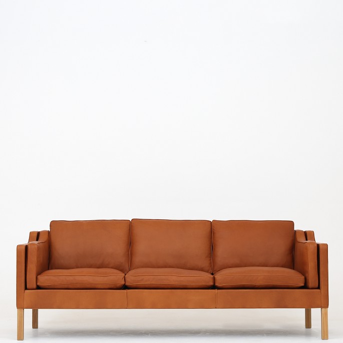 Børge Mogensen / Fredericia Furniture
BM 2213 - Nybetrukket 3 pers. sofa i Klassik Cognac-læder med ben i eg.
Vidste du, at BM 2213-sofaen (1962) blev tegnet til arkitektens eget hjem? 
Sofaen fås i flere varianter.
Leveringstid: 6-8 uger
Ny-restaureret
