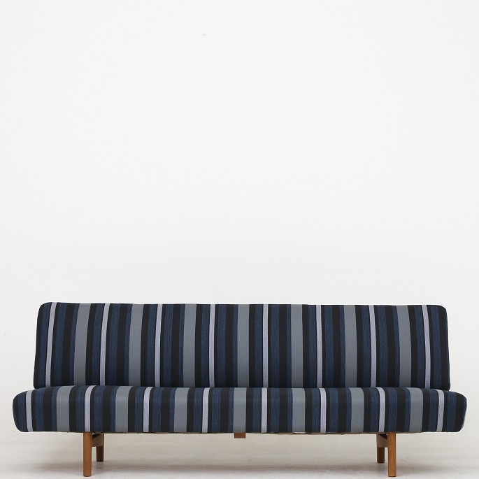 Hans J. Wegner / Johannes Hansen
Sjælden sofa med ben af patineret egetræ, nybetrukket i tekstil (DAW, farve 
Stripe 7)
1 stk. på lager
Ny-restaureret
