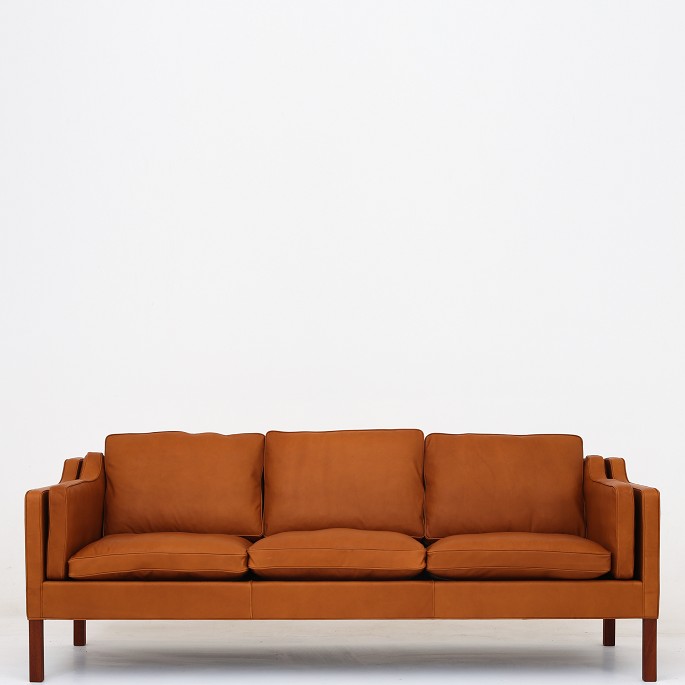 Børge Mogensen / Fredericia Furniture
BM 2213 - Nybetrukket 3 pers. sofa i Klassik Cognac (anilin-læder). KLASSIK 
tilbyder sofaen i tekstil eller læder efter eget valg. Kontakt os venligst for 
mere information.
Vidste du, at BM 2213-sofaen (1962) blev tegnet til arkitektens eget hjem? 
Sofaen fås i flere varianter
Leveringstid: 6-8 uger
Ny-restaureret
