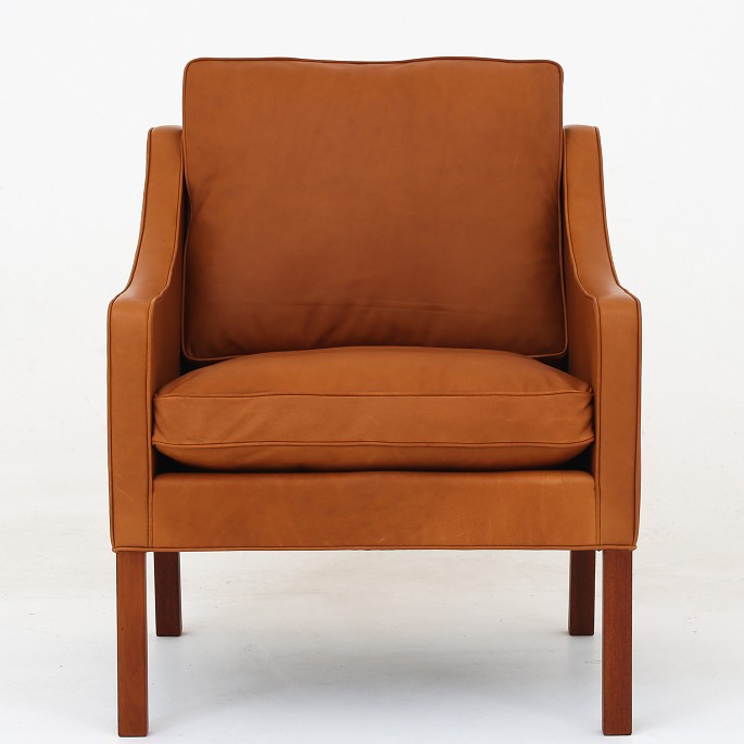 Børge Mogensen / Fredericia Furniture
BM 2207 - Nybetrukket lænestol i Klassik Cognac-læder (anilinlæder). KLASSIK 
tilbyder stolen i valgfrit læder eller tekstil. Kontakt os venligst for mere 
information.
BM 2207-stolen (1963) er en stilfuld lænestol med fokus på komforten. Stolen 
fås i flere varianter.
Leveringstid: 6-8 uger
Ny-restaureret
