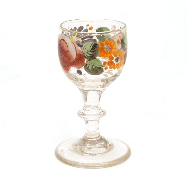 Rosendekoriertes glas. Hergestellt um 1860. H: 8,8cm