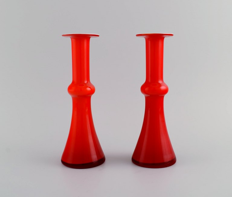 Holmegaard/Kastrup. To Carnaby vaser i rødt mundblæst kunstglas. 1960