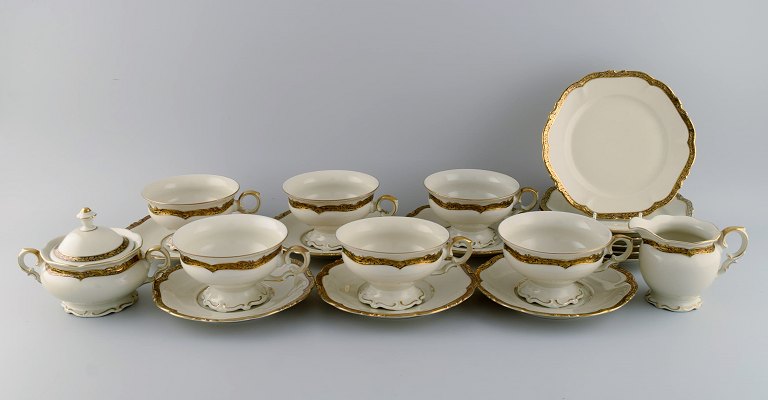 KPM, Berlin. Royal Ivory tea service in cream-colored porcelain with gold 
decoration for six people. 1920s.
